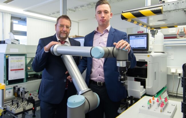 Roboter-Erfinder und Labormediziner Michael Praus (58) mit Sohn Markus Praus (20), Geschäftsführer der voriges Jahr gegründeten Firma Diabots am Roboter "Robert" im Paracelsus Klinikum Schöneck. 