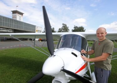 Startbahn freigemacht für neuen Anlauf zum Flugplatzfest - Philipp Welsch zeigt den Stolz des Vereins, ein neues Ultraleichtflugzeug vom Typ Ikarus C42 C, das erst 40 Stunden geflogen ist. 