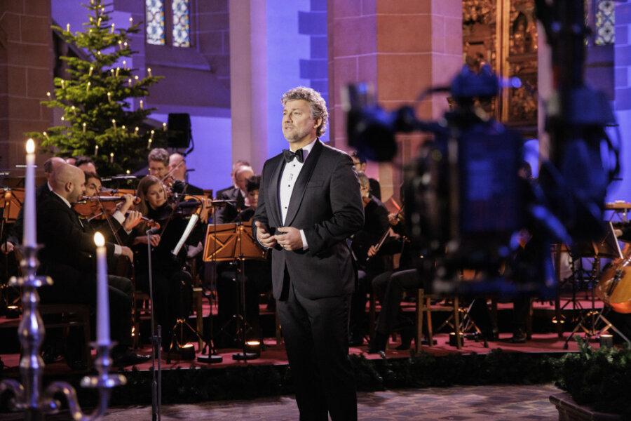 Gesang aus der Konserve, Moderation vom Teleprompter: Startenor Jonas Kaufmann in der St. Annenkirche bei der Generalprobe der ZDF-Weihnachtssendung am Dienstag. Die Aufzeichnung mit Publikum folgte am Mittwochabend. Die Ausstrahlung folgt am 24. Dezember.