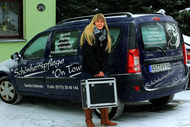 Starthilfe für Arbeitslose: Erfolgskonzept weggespart - Mit dem Beauty Case auf Tour: Diese Ich-AG-Idee hat Sandra Hädecke vor zwölf Jahren eine Zukunft gegeben.