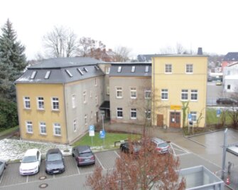 Startschuss für Klinikumbau - Das alte Verwaltungsgebäude, in dem jetzt noch ein Großteil der Verwaltung sitzt, wird abgerissen. Auf dem Areal soll die neue Rettungswache errichtet werden. 