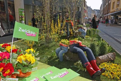 Startschuss für Aktion "Zwickau blüht auf" - Blumenarrangement vorm Eingang der Zwickau Arcaden.
