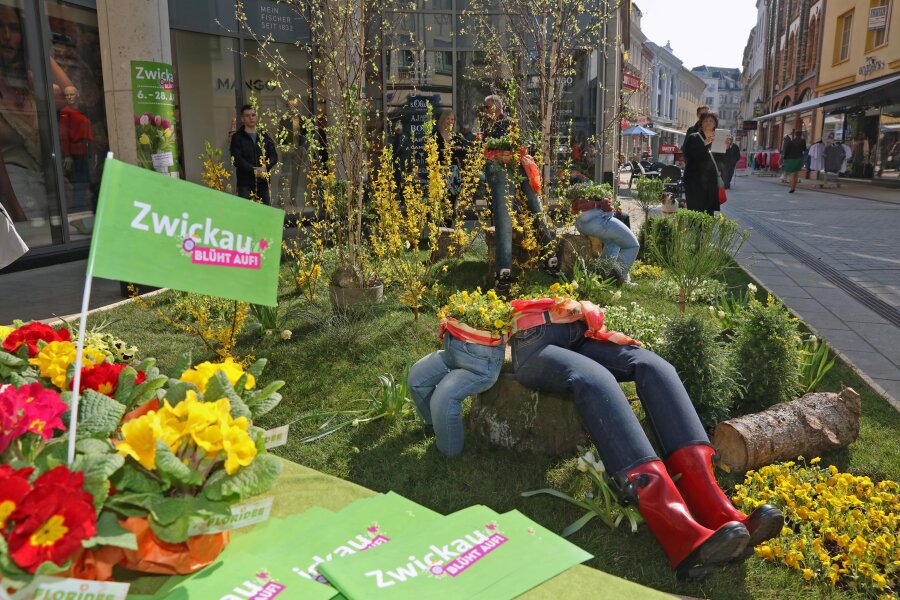 Startschuss für Aktion "Zwickau blüht auf" - Blumenarrangement vorm Eingang der Zwickau Arcaden.