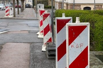 Für den Ausbau der Schulstraße in Frankenberg stehen die Absperrungen schon bereit.