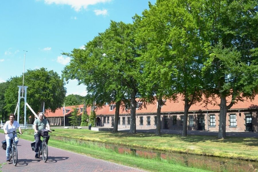 Radler vor dem heutigen Gefängnismuseum in Veenhuizen, eine der einst vier Zwangsanstalten: Die Siedlungen der Barmherzigkeit laden zu ausgedehnten Erkundungstouren ein. 