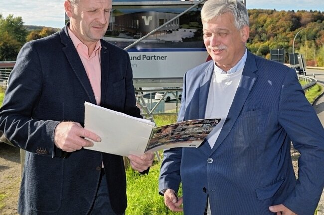 Startschuss für Millionenprojekt am Stadion - OB Heinrich Kohl (rechts) und Beigeordneter Jens Müller vor einer der Bautafeln. 