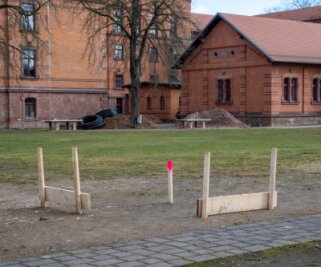 Startschuss für Sportplatzbau in Rochlitz - Am Montag sollen die Arbeiten für den neuen Sportplatz auf dem nordwestlichen Gelände beginnen. Markierungen für das Baufeld sind bereits gesteckt worden. 