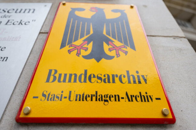 Stasi-Mitarbeit: Alle Stadträte in Großschirma werden überprüft - Ein Schild mit der Aufschrift ·Bundesarchiv