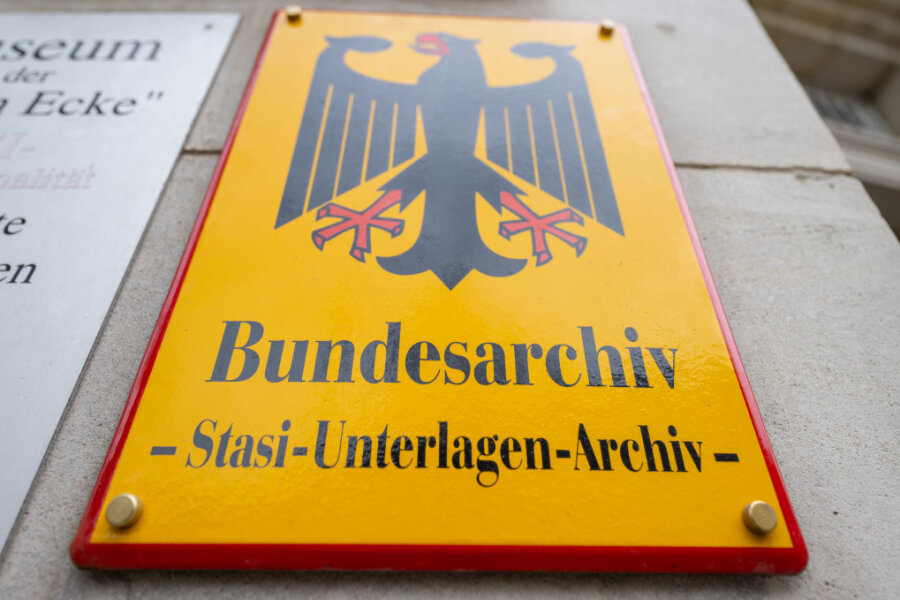 Stasi-Mitarbeit: Alle Stadträte in Großschirma werden überprüft - Ein Schild mit der Aufschrift ·Bundesarchiv