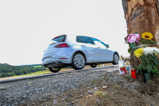 Statistik zeigt: B 169 ist neuer Unfall-Schwerpunkt im Vogtland - Trauernde hinterließen Kerzen und Blumen am Baum an der B 169, an dem zwei Männer starben. Der Baum ist inzwischen gefällt. 