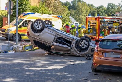 Statistisches Landesamt und Polizei: Wieder mehr Verkehrstote im Vogtland - Dieser schwere Verkehrsunfall in Lengenfeld ging voriges Jahr im August für den Fahrer tödlich aus. Reanimationsversuche der Retter blieben vergeblich.