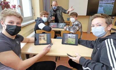Statt Kreide "fliegen" Bilder vom Tablet an die Schultafel - Auf den Bildschirmen sind schon erste Arbeitsergebnisse zu sehen, die die Schüler gemeinsam mit Fotograf Detlev Müller (M.) erstellt haben.