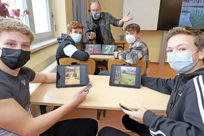 Statt Kreide "fliegen" Bilder vom Tablet an die Schultafel - Auf den Bildschirmen sind schon erste Arbeitsergebnisse zu sehen, die die Schüler gemeinsam mit Fotograf Detlev Müller (M.) erstellt haben.