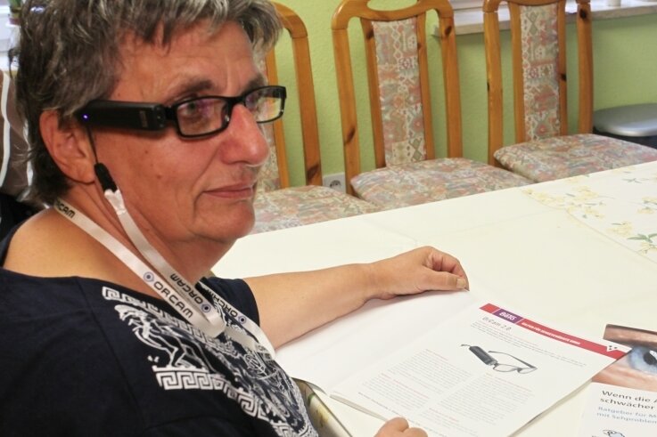 Statt Mann im Ohr eine Frau an der Brille - Doris Golenea benutzt die Orcam, eine tragbare Vorlesehilfe, seit rund einem Jahr. 