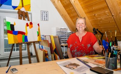 Statt Ruhestand: Mittweidaer Professorin erfindet sich neu - Raum für Ideen: Tamara Huhle im Dachatelier in ihrem Haus in Schönborn-Dreiwerden.