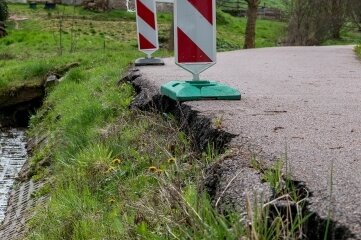 Statt Stützwand kommt Böschung - Um die Böschung in Breitenborn zu sanieren, muss auch der Bachlauf geringfügig angepasst werden.
