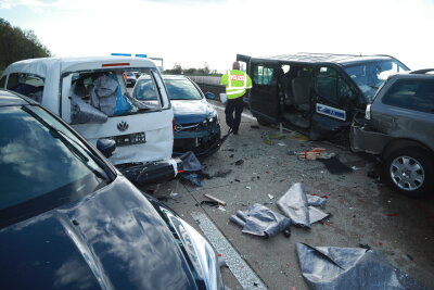 Stau auf der A 4: Schwerer Unfall mit mehreren Fahrzeugen - Ein schwerer Auffahrunfall hat sich am Donnerstagnachmittag auf der A 4 am Autobahndreieck Nossen ereignet.