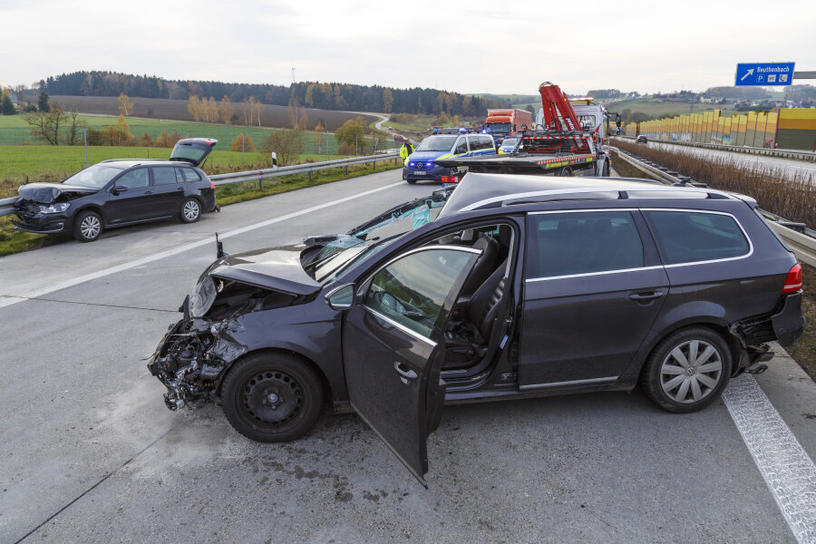 Stau nach Unfall mit vier Fahrzeugen auf der A72 bei Stollberg - 
