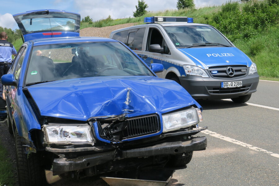 Stau nach zwei Unfällen mit Schwerverletzten am A72-Zubringer Hartenstein - 