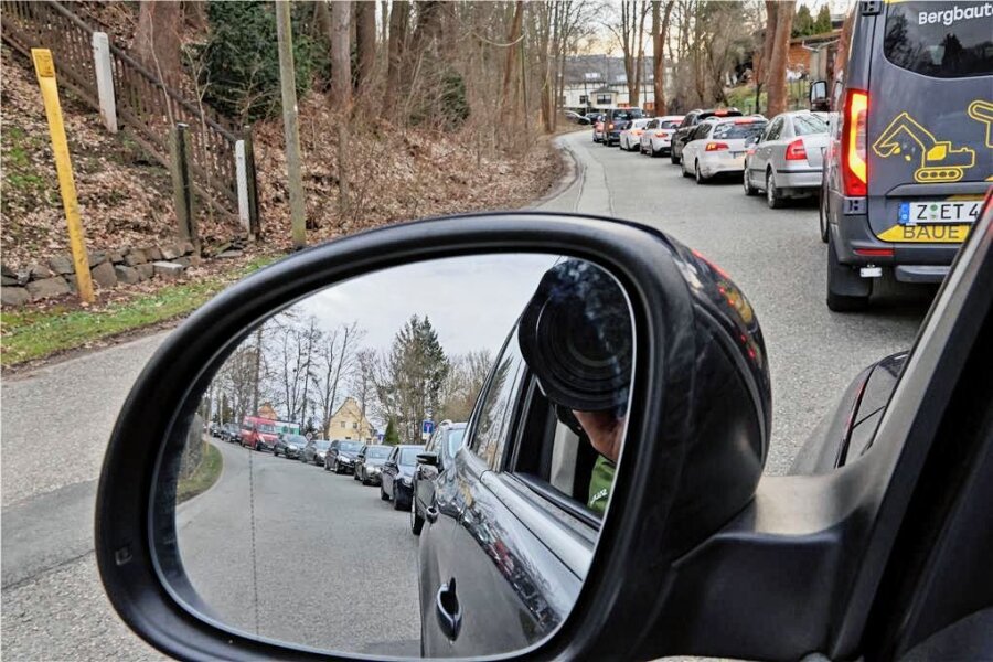 Stau vor Eispiraten-Heimspielen: Wie die Polizei an der Zeitzer Straße in Crimmitschau eingreift - Ein Bild, das viele Eispiraten-Fans kennen: Auf der Zeitzer Straße bildet sich ein Stau. 