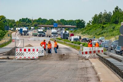 Staufalle am Dreieck Nossen: Ende der Baustelle in Sicht - Offene Gruben werden bis August betoniert und asphaltiert.