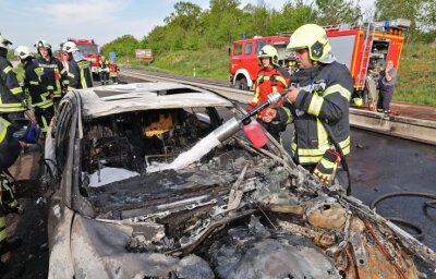 Staugefahr auf A 4: Feuerwehr ändert Strategie für Einsätze - Ein BMW ist auf der Autobahn komplett ausgebrannt. Die Polizei beziffert den Sachschaden auf rund 8000 Euro. 