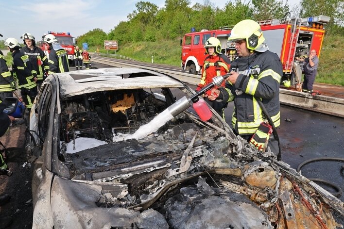 Ein BMW ist auf der Autobahn komplett ausgebrannt. Die Polizei beziffert den Sachschaden auf rund 8000 Euro. 