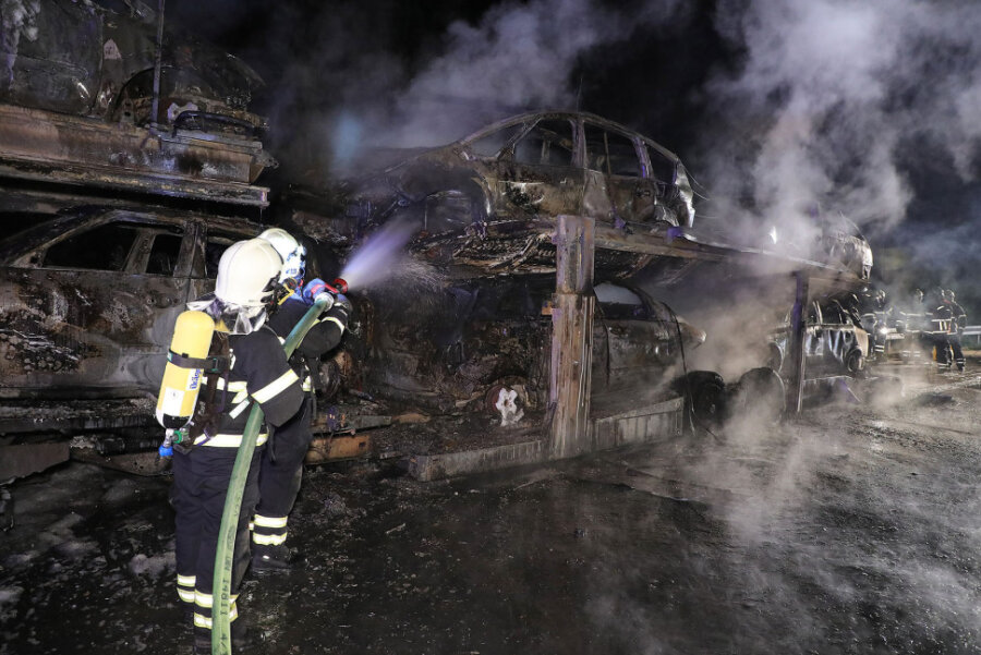 Staus nach zwei Lkw-Unfällen auf A4 - Autotransporter brennt aus - Ein Autotransporter brannte in der Nacht zum Montag auf der A4 zwischen Berbersdorf und Siebenlehn.