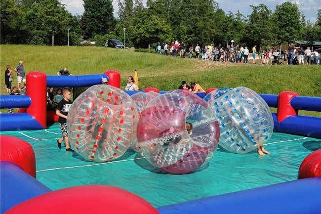 Stausee Oberwald: Kinderfest lockt mit kostenloser Sommerrodelbahn - Wie bereits im vorigen Jahr (Foto) ist beim Kinderfest am Stausee Oberwald wieder Bubble Soccer am Start.
