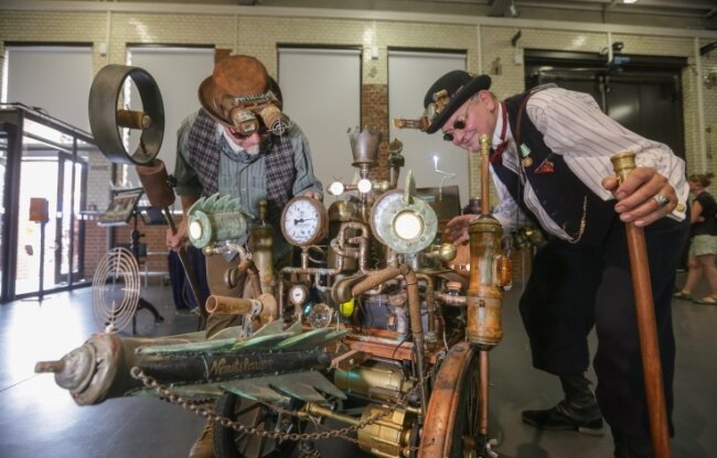 Steampunk im Industriemuseum feiert Visionen von gestern - Thomas Unger (links) und Christian Friedemann sind das Nautilaus Projekt und zeigten ihre in mehr als 450 Arbeitsstunden gebaute Zeitreisemaschine Nautilaus, die an das U-Boot Nautilus von Jules Verne erinnern soll.