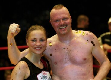 Boxweltmeisterin Regina Halmich und Entertainer Stefan Raab nach einem Boxkampf 2007.