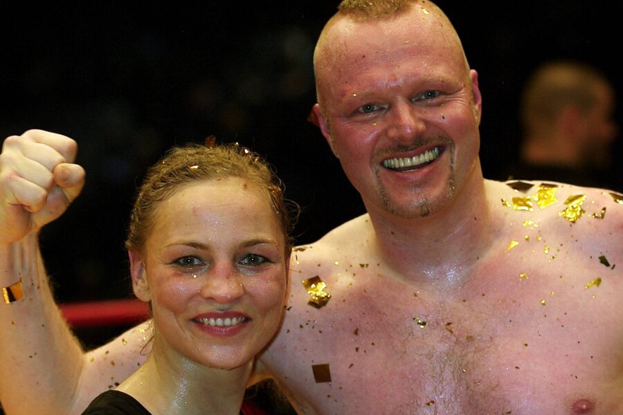 Boxweltmeisterin Regina Halmich und Entertainer Stefan Raab nach einem Boxkampf 2007.