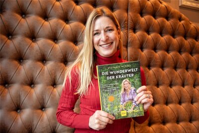 Stefanie Hertel: So viel Vogtland steckt in ihrem neuen Kräuterbuch - Sängerin Stefanie Hertel mit ihrem neuen Buch „Die Wunderwelt der Kräuter“.