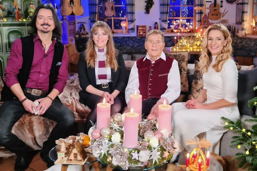 Stefanie Hertel verrät, wie sie in diesem Jahr Weihnachten feiert - Sie feiern zu Heiligabend im MDR-Fernsehen "Weihnachten daheim": Lanny Lanner, Johanna Mross, Eberhard Hertel und Stefanie Hertel (von links).