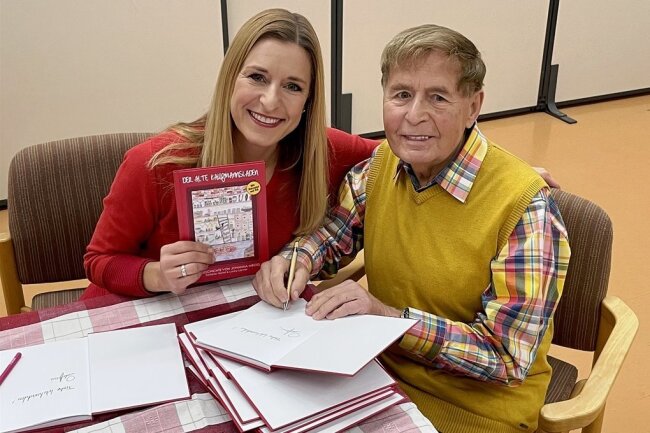 Stefanie und Eberhard Hertel signieren das neue Weihnachtsbuch. 