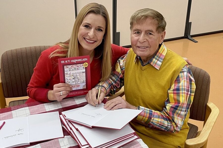 Stefanie und Eberhard Hertel signieren das neue Weihnachtsbuch. 