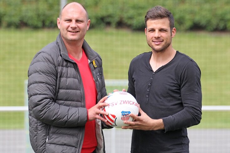 Steffen Süßner wird neuer hauptamtlicher Torwarttrainer beim FSV Zwickau - Steffen Süßner (rechts), neuer hauptamtlicher Torwarttrainer des FSV Zwickau, zusammen mit Vorstandsmitglied David Wagner.