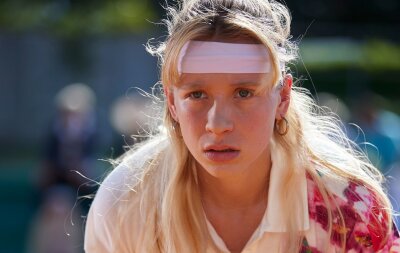 Lena Klenke als Tennisstar Steffi Graf im Film "Perfect Match", der jetzt auf Prime Video gestreamt werden kann.