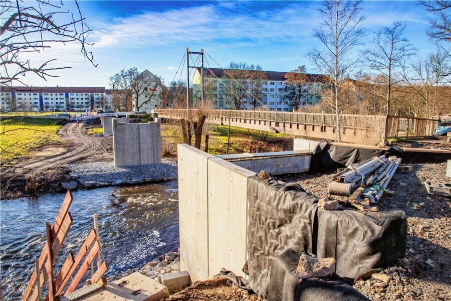 Stegbrücke in Flöha: Arbeiten verlaufen planmäßig - Die Pfeiler und Widerlager für die neue Stegbrücke sind fertig. Der Neubau entsteht neben der alten Brücke.