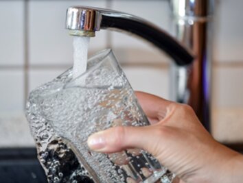 Steigen die Wasserpreise in der Region? - Der Tagesverbrauch pro Kopf an Wasser ist im Gebiet des ZWA im vergangenen Jahr gesunken, auch weil die Bevölkerungszahl rückläufig ist. Müssen Verbraucher das künftig mit höheren Preisen ausgleichen?