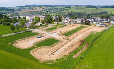 Steigende Baukosten bremsen Nachfrage nach Grundstücken im Erzgebirge - Erschließungsarbeiten für das neue Wohngebiet "Am Hüttenbach" in Wolkenstein. 