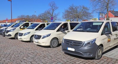 Steigende Dieselpreise: Taxibetriebe in Mittelsachsen bangen um ihre Existenz - Für Fahrten mit Taxis, die am Freiberger Bahnhof auf Kundschaft warten, gelten amtlich festgelegte Tarife.