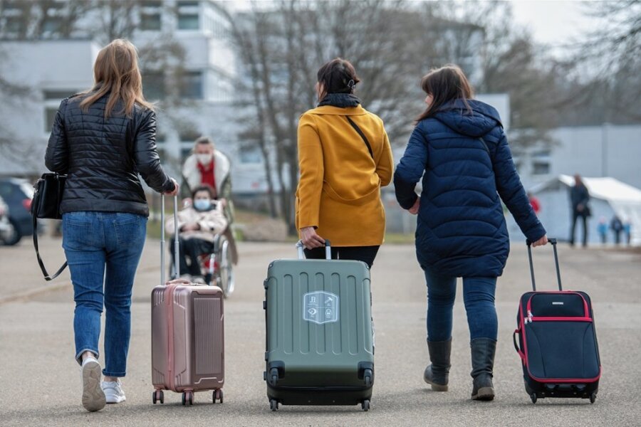 Steigende Flüchtlingszahlen im Erzgebirge: So ist die Lage - Drei Ukrainerinnen auf dem Weg in eine Erstaufnahmestelle: Im Erzgebirgskreis sind dieses Jahr bereits zahlreiche Flüchtlinge angekommen. 