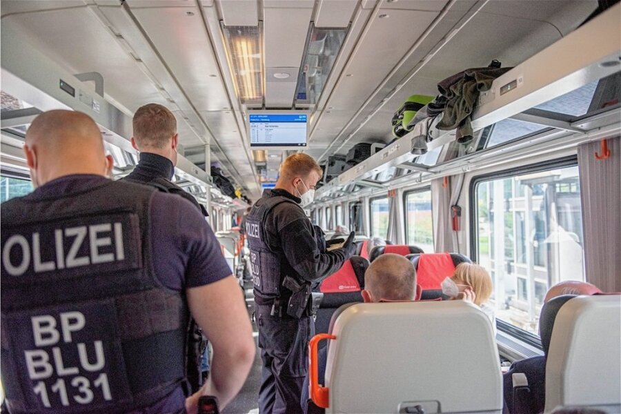 Auf Patrouille im Zug von Prag nach Dresden: Bis zu 30 Kilometer nach der Grenze darf die Bundespolizei stichprobenartig Einreisende kontrollieren.