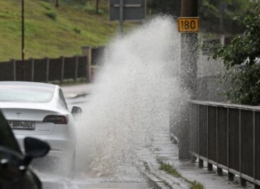 Steigende Pegel: Bange Blicke auf den Lungwitzbach - Mit starken Regenfällen hatten am Samstag Autofahrer auf der Bundesstraße 180 in Oberlungwitz zu kämpfen.