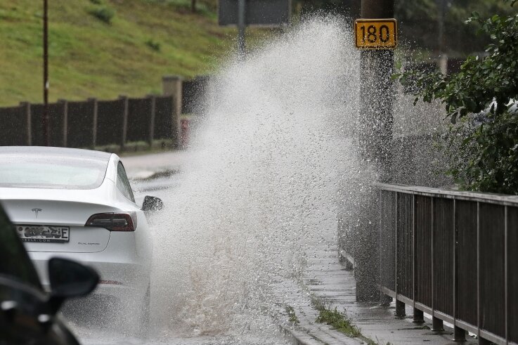 Steigende Pegel: Bange Blicke auf den Lungwitzbach - Mit starken Regenfällen hatten am Samstag Autofahrer auf der Bundesstraße 180 in Oberlungwitz zu kämpfen.