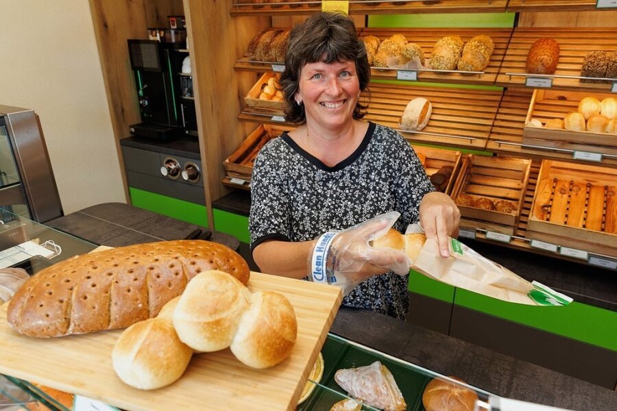 Madeleine Einenkel ist Verkäuferin in der kleinen Bäckerei am Mühlweg in Wiesa. Im Geschäft bekommt sie nahezu täglich zu spüren, dass die Kunden gerade weniger Geld für Backwaren ausgeben. 