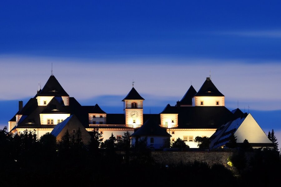 Steigende Strompreise: Schloss Augustusburg liegt jetzt im Dunkeln - Schloss Augustusburg bei Nacht, so wie es bisher von weitem zu sehen war.