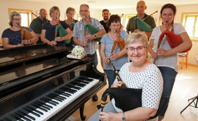 Steigerlied erklingt als Dudelsackvariante - Dudelsacklehrerin Karin Beier (vorn) mit ihren Schülern im vorigen Sommer im Geyer-Haus. Einige werden zum Tag des offenen Denkmals die Gäste des Umgebindehauses mit dem Steigerlied begrüßen. 