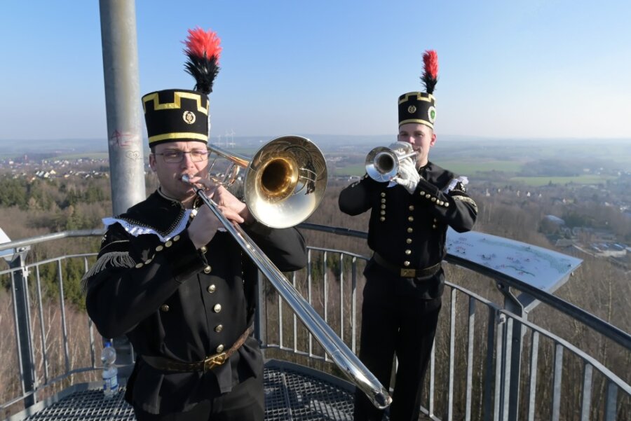 Steigerlied erklingt vom Glück-Auf-Turm in Oelsnitz - Peter Fleischer (li.) und Martin Nüßler (re.) haben kürzlich auf dem Glückauf-Turm in Oelsnitz den Steigermarsch gespielt. 